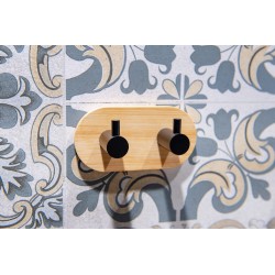 Věšák na stěnu na nalepení 3M, kov (černá barva), bambus