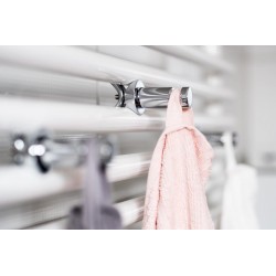 Vešiačik na vykurovacie teleso, 32 × 32 × 80 mm.